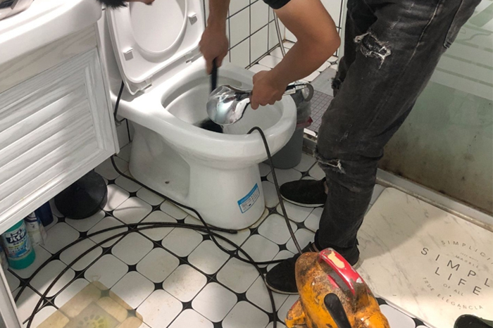 芮城马桶堵塞自己疏通还是找师傅?专业上门服务让你省时更省心